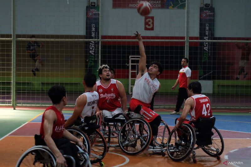 Atlet basket kursi roda C (NPC) Indonesia mengikuti pemusatan latihan nasional (Pelatnas) untuk ASEAN Para Games Kamboja 2023 di Solo Baru, Kabupaten Sukoharjo, Jawa Tengah, Sabtu (6/5/2023). Ajang ASEAN Para Games Kamboja 2023 tersebut akan mempertandingkan 12 cabang olahraga dan berlangsung pada 3-9 Juni 2023 di Phnom Penh, Kamboja. (gemapos/antara)